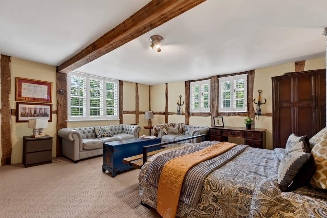 A further first-floor bedroom at Priors Court, Aylton