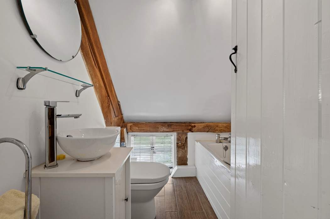 The en suite bathroom on the top floor at Priors Court, Aylton